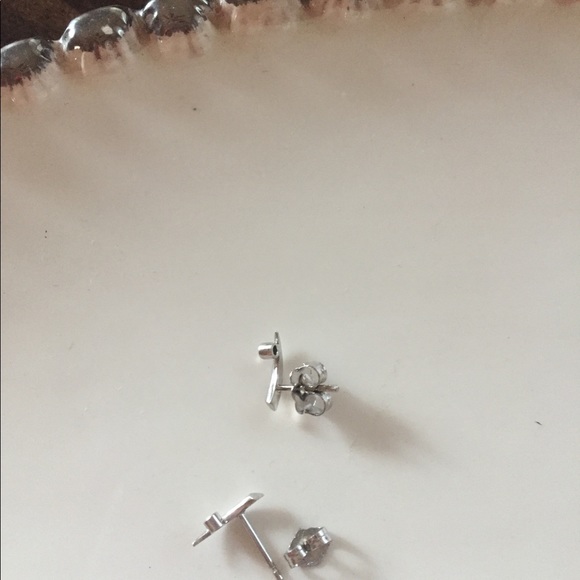 14 k White gold diamond earrings. - Picture 7 of 8